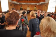 Wicestarosta wręcza gratulacje