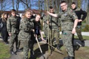 Uczniowie z Gościna sadzą drzewa