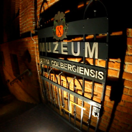 zdjęcie wejścia do muzeum w scenerii nocnej - zdjęcie z zasobów strony internetowej Muzeum Patria Colbergiensis - Kliknięcie w obrazek spowoduje wyświetlenie jego powiększenia