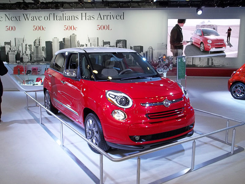 File:"13 Fiat 500L NA red.jpg