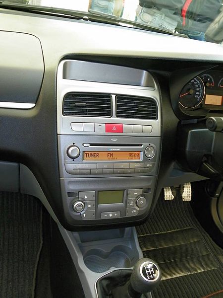 File:" 10 - fiat punto india - interni.jpg