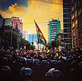 Bandera boliviana en manifestación.jpg