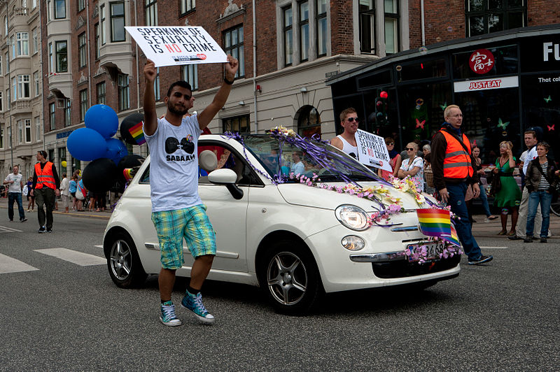 File:" 12 LGBT Manifestation Fiat 500.jpg