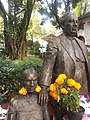 Diego Rivera and Frida Kahlo statue.jpg