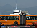 Autobus e Boeing 737 fronte.jpg