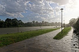 Deszcz nad Wisłą w Krakowie, 20200826 1743 1325.jpg