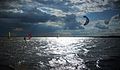 Jez. Resko Przymorskie w pochmurny dzień i kitesurfing - panoramio.jpg