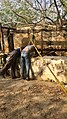 Hombres subiendo agua del pozo.jpg