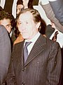 (Carlos Sentís) Adolfo Suárez participa en un acto de campaña de la UCD, en Barcelona (cropped).jpeg