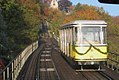 051030-Standseilbahn-Dresden-Talfahrt-Begegnung-Viadukt.jpg