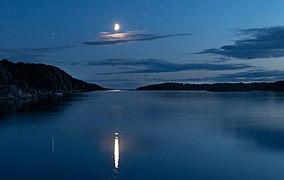 Waxing half moon over Brofjorden 1.jpg