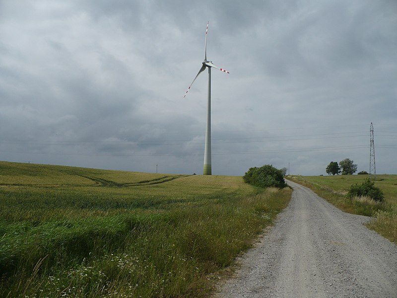 File:Wiatraki w Stramnicy - panoramio.jpg