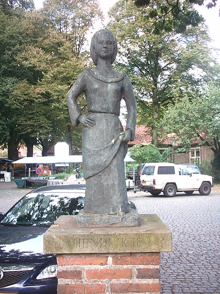 File:Statue of Hendrickje Stoffels, Bredevoort.jpg