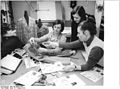 Bundesarchiv Bild 183-N0409-0320, VEB Bekleidungswerk "Steppke" Görlitz, Gestaltung Kinderkonfektion.jpg