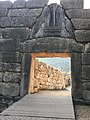 Acceso Puerta de los Leones (Micenas, Grecia). Lions Gate (Mycenae, Greece).jpg